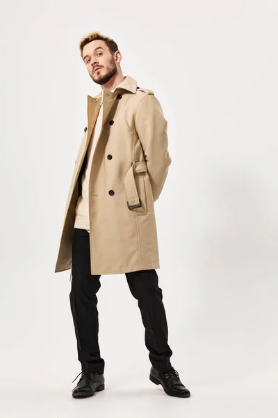 Hombre en un abrigo beige peinado de moda para el estilo de otoño Estudio — Foto de Stock