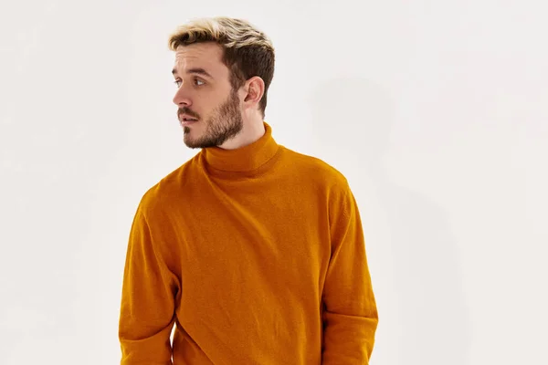 Guapo rubio hombre mirando al lado naranja suéter primer plano retrato —  Fotos de Stock