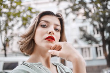 Güzel kadın kırmızı dudaklar sokak yaşam tarzını cezbediyor