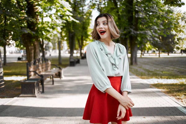 Fröhliche Blondine im Park spazieren Bäume frische Luft — Stockfoto