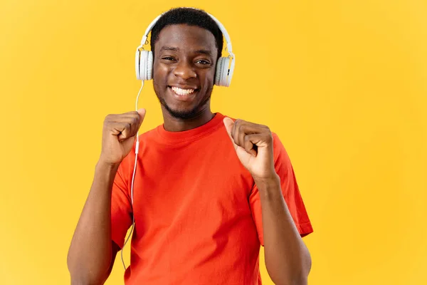 Afro-americano em fones de ouvido tecnologia da música — Fotografia de Stock