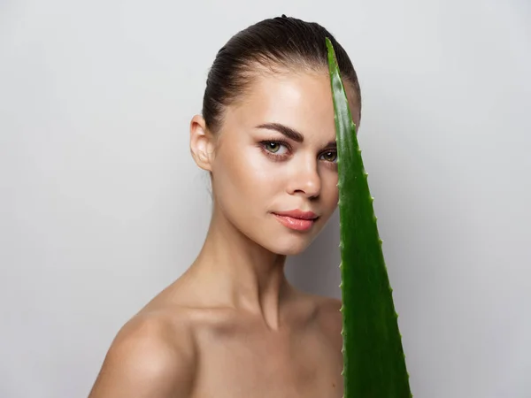 Mulher nua com folha de aloés verde maquiagem pele clara modelo penteado — Fotografia de Stock