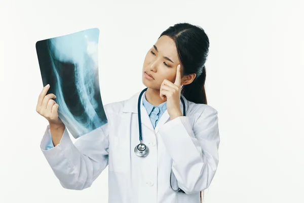 Жіноча лікарська медицина біле пальто рентгенівська лікарня — стокове фото
