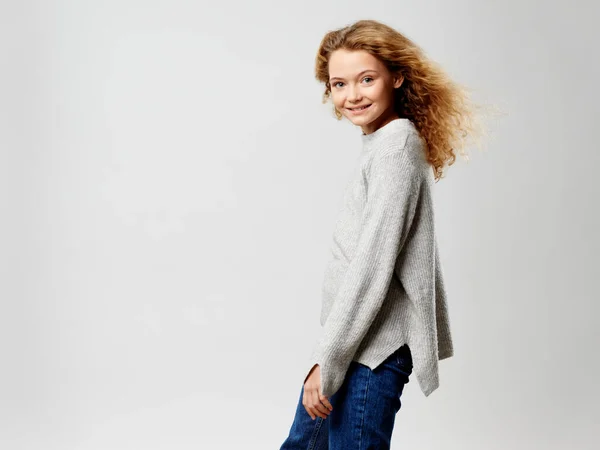 Dívka s kudrnaté vlasy úsměv šarm světlo pozadí — Stock fotografie