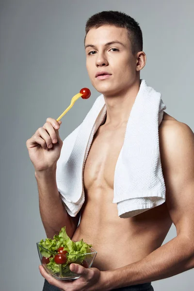 Ošklivý muž s ručníkem na ramenou zdravé jídlo čerstvý salát cvičení izolované zázemí — Stock fotografie