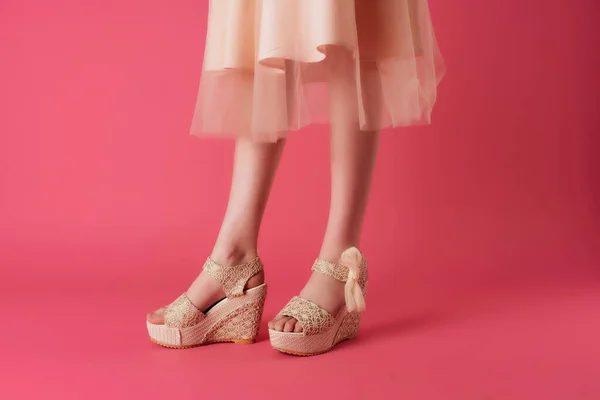 Zapatos beige primer plano recortado vista rosa fondo de la moda — Foto de Stock