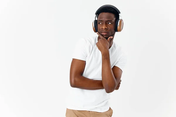 Kulaklıklı Afro-Amerikan bir müzik aşığının düşünceli bakışını yüzüne yakın tutuyor. — Stok fotoğraf