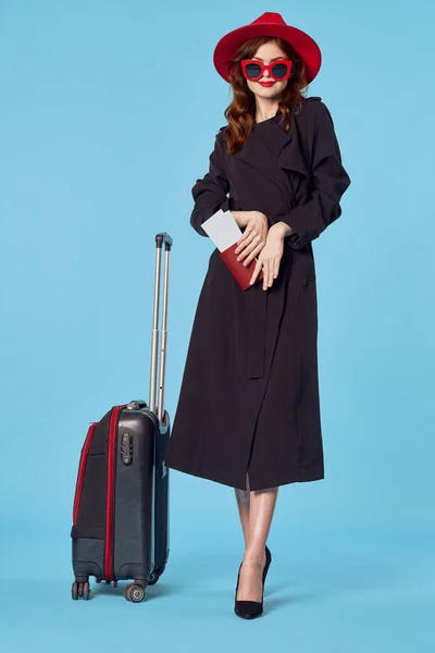 ブラックコートのエレガントな女性旅行ライフスタイルブルーの背景 — ストック写真