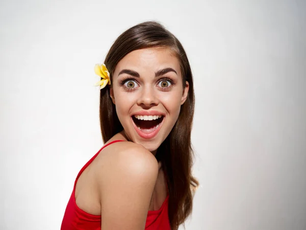 白い背景に広い口と花のある幸せな女性 — ストック写真