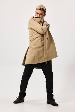 Bej ceketli adam stüdyo modern yaşam tarzı