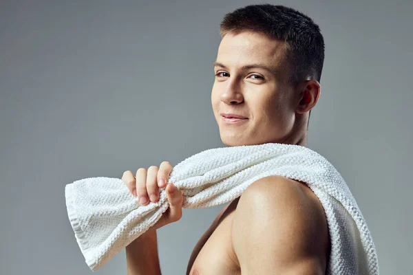 Mignon gars avec une serviette sur ses épaules sourire séance d'entraînement en gros plan — Photo