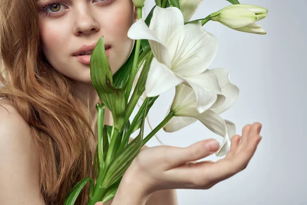Atractiva Mujer Con Ramo Flores Blancas Sobre Fondo Claro Foto — Foto de Stock