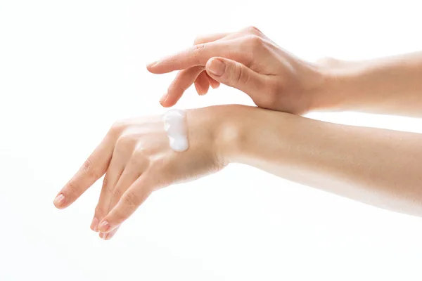 Mãos femininas aplicando creme hidratante massagem de cosméticos — Fotografia de Stock