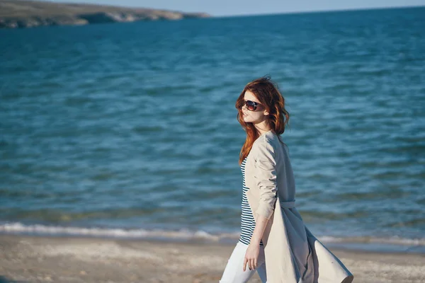 Mujer en el mar en las montañas en la playa y olas de arena modelo de paisaje —  Fotos de Stock