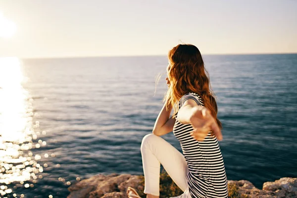 Traveler on the sea in the mountains in the evening at sunset high cliffs mountains model — Stock Photo, Image