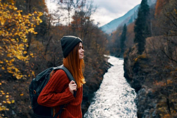 Touriste ensoleillé près de la rivière montagnes automne forêt paysage — Photo