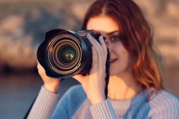 Mulher com câmera e em suéter azul em montanhas ao ar livre vista cortada — Fotografia de Stock