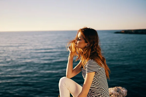 Gün batımında deniz kenarında güzel bir kadın. Tişört gökyüzünde. — Stok fotoğraf