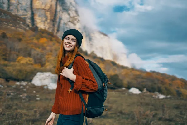 Femme randonneur avec un sac à dos voyage dans les montagnes à l'extérieur en automne feuilles tombées — Photo