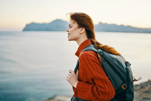 Donna viaggia in montagna all'aperto vicino al mare ritagliato vista ritratto — Foto Stock