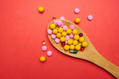 İlaçlar kaşıkları çok renkli ilaç ilaçlarını kaşıklıyor