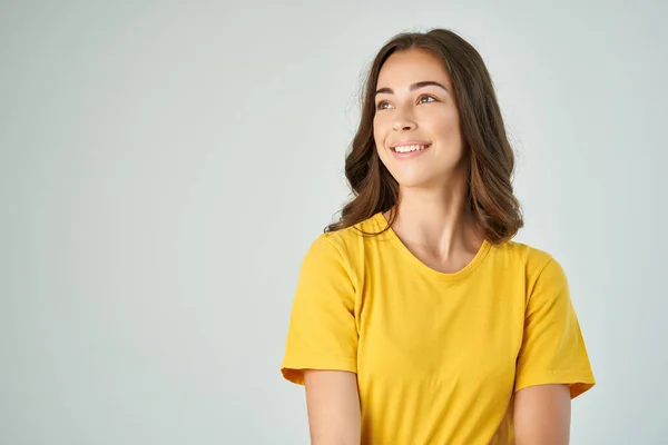 Wesoły brunetka w żółtym t-shirt pozowanie modny fryzura uśmiech model — Zdjęcie stockowe