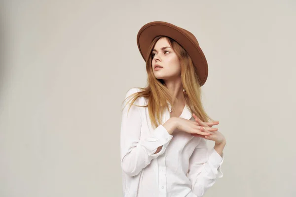 Mujer atractiva en camisa blanca con sombrero decoración moda estilo moderno — Foto de Stock