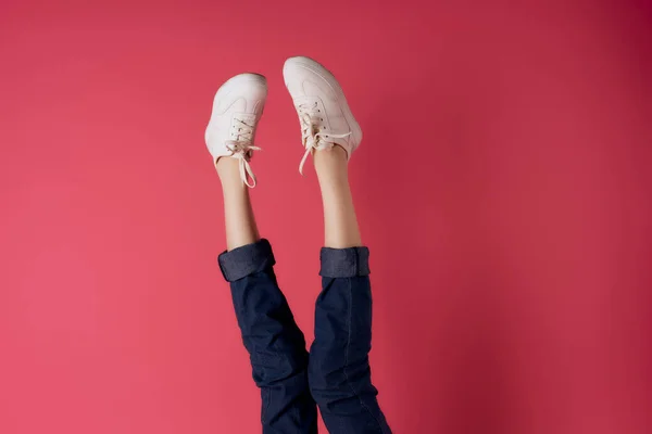 Kvinnors ben inverterade i vita sneakers street style — Stockfoto