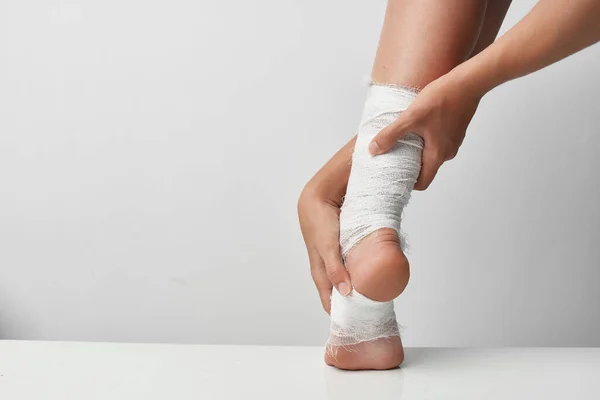 Пошкоджена нога перев'язана крупним планом медицини способу життя — стокове фото