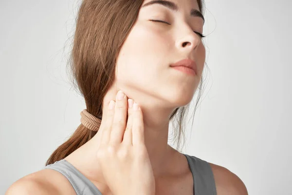 Mujer con dolor de cuello problemas de salud medicina lesión — Foto de Stock