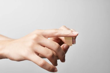 Yaralı parmak, yakın plan bandaj al.