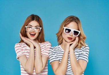 İki kadın moda tarzı yaz mevsimi mavi arka plan