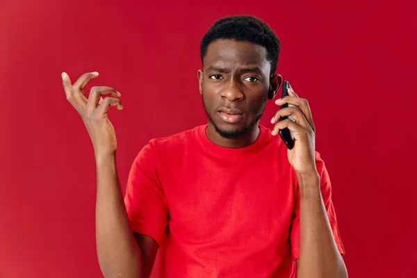 Afrika görünümlü bir adam telefon teknolojisi yaşam tarzıyla konuşuyor. — Stok fotoğraf