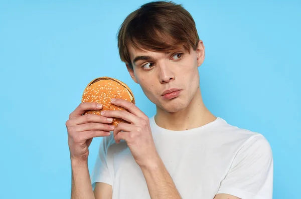Чоловік у білій футболці гамбургер дієта харчування закуска спосіб життя — стокове фото