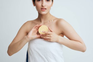 Ellerinde süngerle çıplak omuzları olan neşeli esmer tenli.