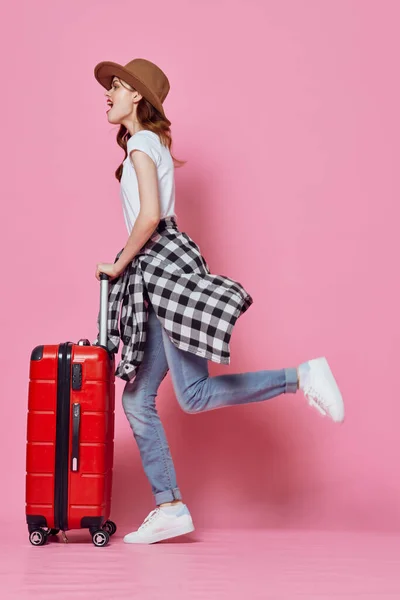 Женщина с красным чемоданом туризма стиль жизни — стоковое фото