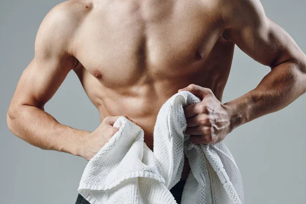 Desportivo homem bombeado acima imprensa toalha em mãos recortado vista isolado fundo — Fotografia de Stock