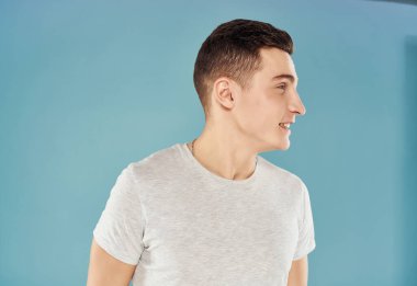 Yakışıklı adam önünde el ele tutuşuyor. Sevinç duyguları içinde.