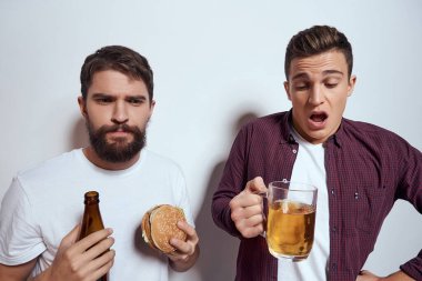 Bira içen iki sarhoş arkadaş fast food eğlenceli bir yaşam tarzı.