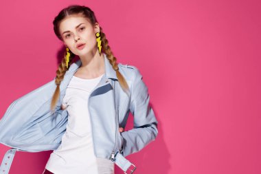 Neşeli kadın dekorasyonu, parlak makyaj gençlik tarzı.