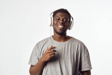 Müzik eğlence teknolojisi kulaklıklı neşeli adam.