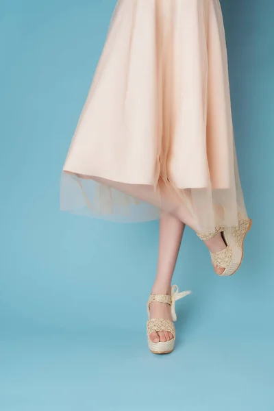 Dámské nohy šaty módní boty close-up — Stock fotografie