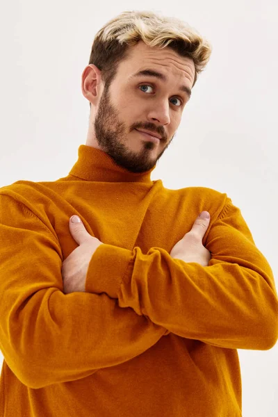 Hombre con el pelo de moda auto-confianza estudio estilo moderno fondo de luz — Foto de Stock