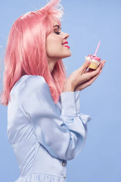 손에 분홍색 머리 케이크를 들고 있는 쾌활하고 매력적 인 여성 — 스톡 사진