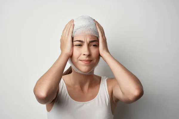 Baş ağrısı olan kadın baş ağrısı travması geçiriyor. — Stok fotoğraf