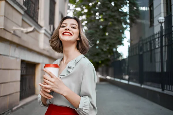 Жінка на відкритому повітрі чашка кави прогулянка на відкритому повітрі спосіб життя дозвілля — стокове фото