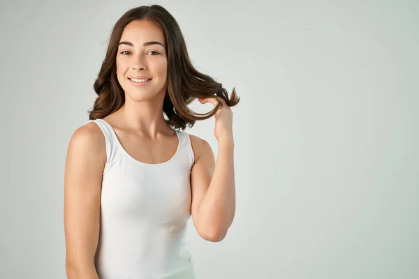 Bonita morena en blanco tanque superior celebración pelo moda moderno estilo de vida — Foto de Stock