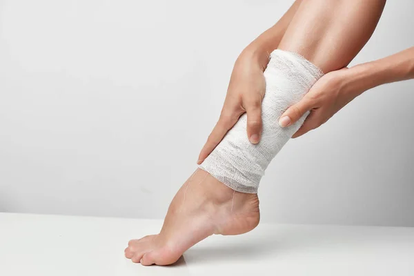 Επιδέσμους τραυματισμένο πόδι γκρο πλαν πρόβλημα υγείας — Φωτογραφία Αρχείου