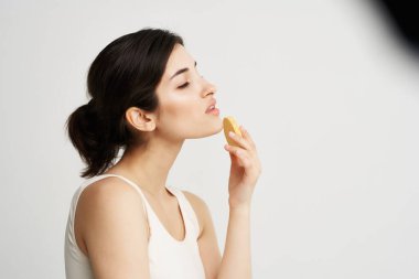 Sağlıklı yüz temizleme kremi olan beyaz tişörtlü kadınlar.