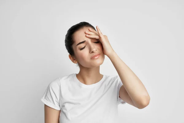 Vrouw met hoofdpijn gezondheidsproblemen geïsoleerde achtergrond depressie migraine — Stockfoto
